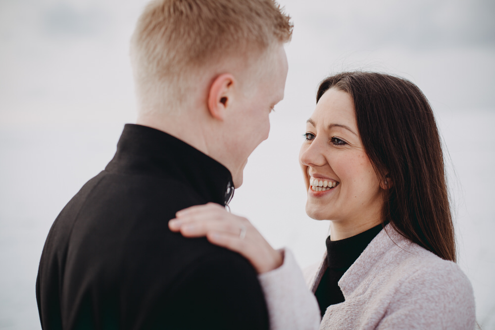 Engagement Shooting im Schnee für Winterhochzeit zwischen Kitzingen und Würzburg