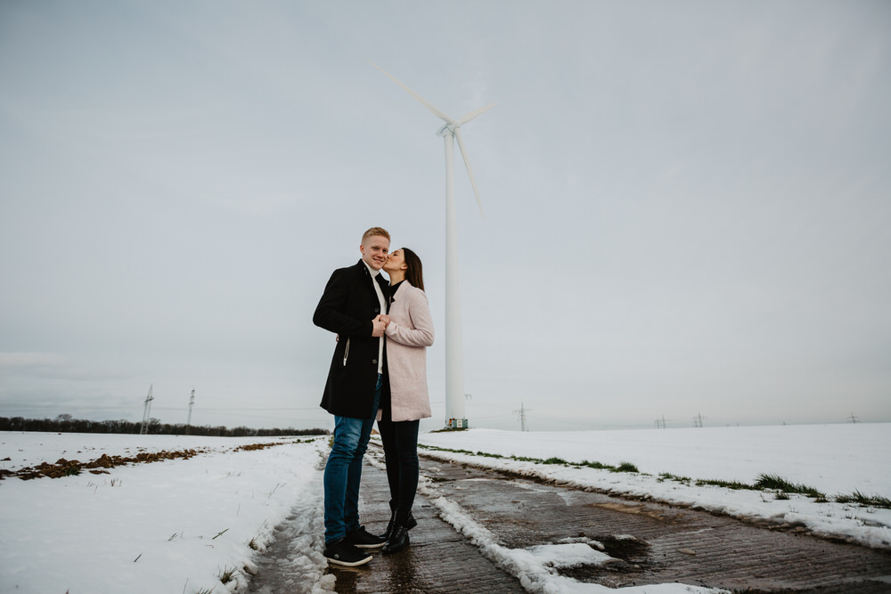 Engagement Shooting im Schnee für Winterhochzeit zwischen Kitzingen und Würzburg