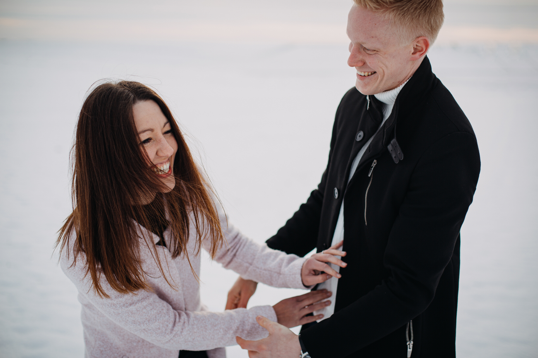 Engagement Shooting im Schnee für Winterhochzeit zwischen Kitzingen und Würzburg