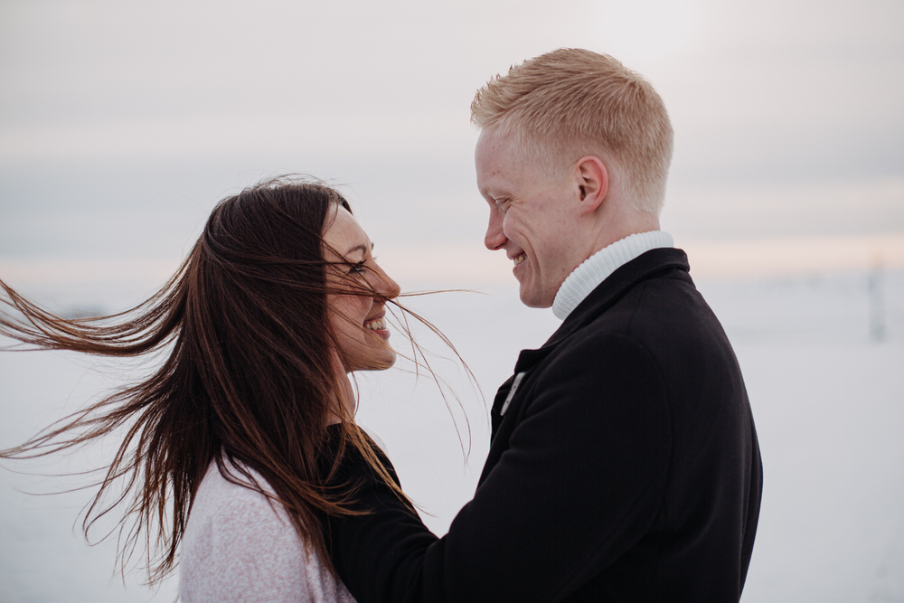 Engagement Shooting im Schnee für Winterhochzeit zwischen Kitzingen und Würzburg