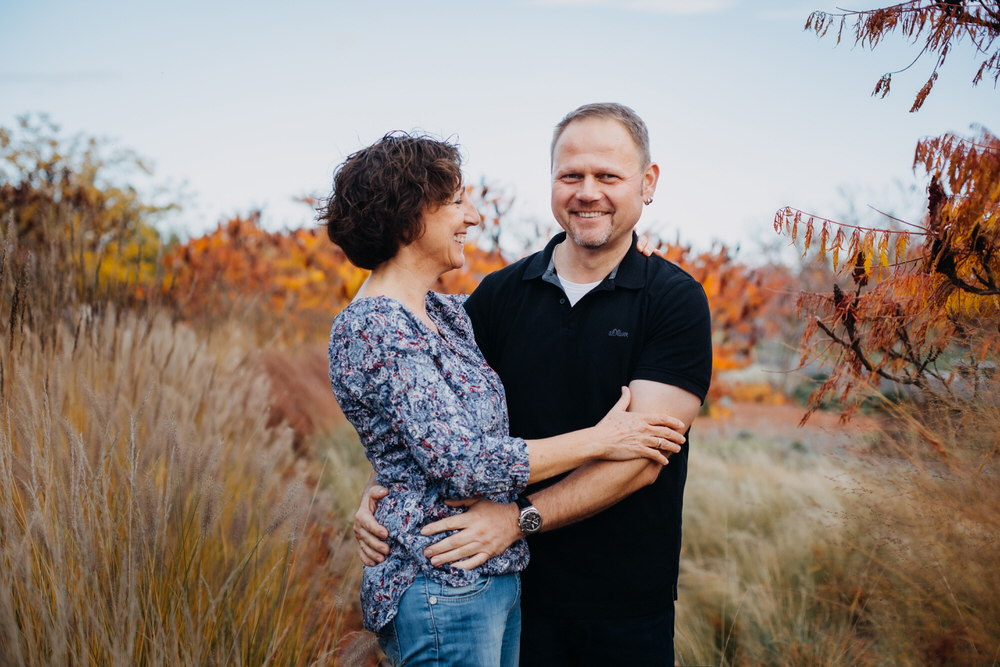 Engagement Fotoshooing im Herbst in Würzburg auf dem Landesgartenschaugelände