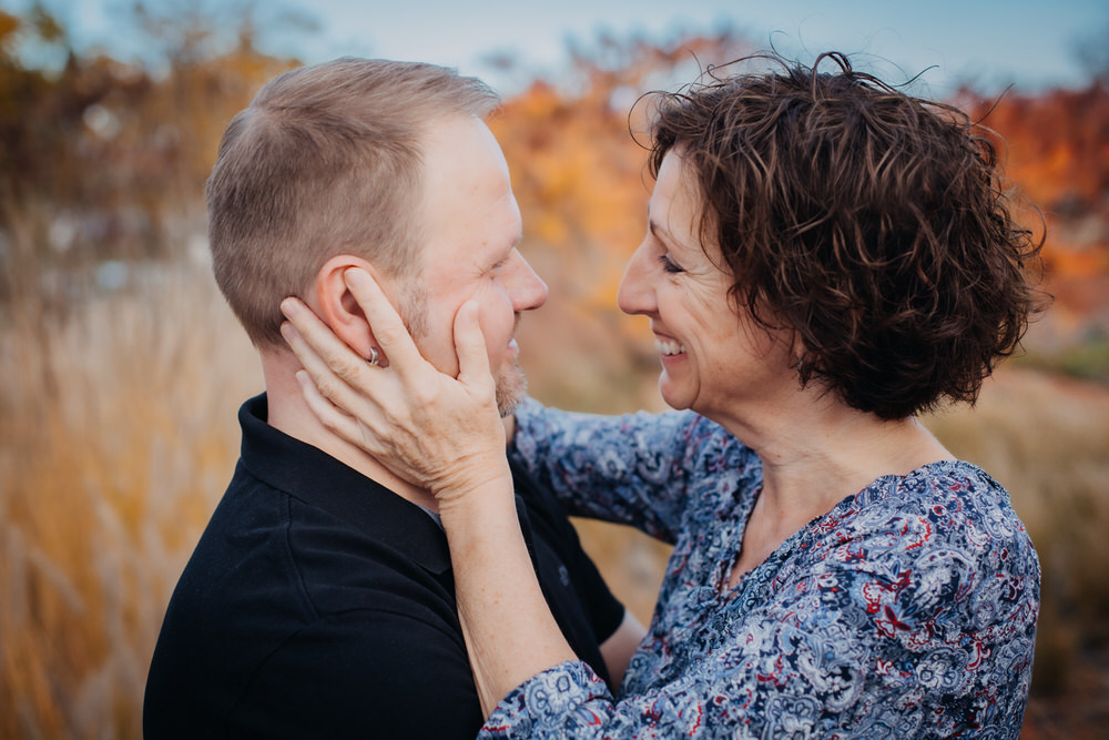 Engagement Fotoshooing im Herbst in Würzburg auf dem Landesgartenschaugelände