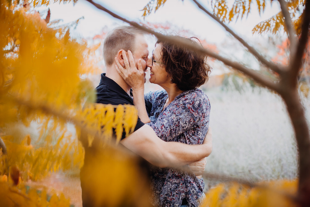 Engagement Fotoshooing im Herbst in Würzburg auf dem Landesgartenschaugelände