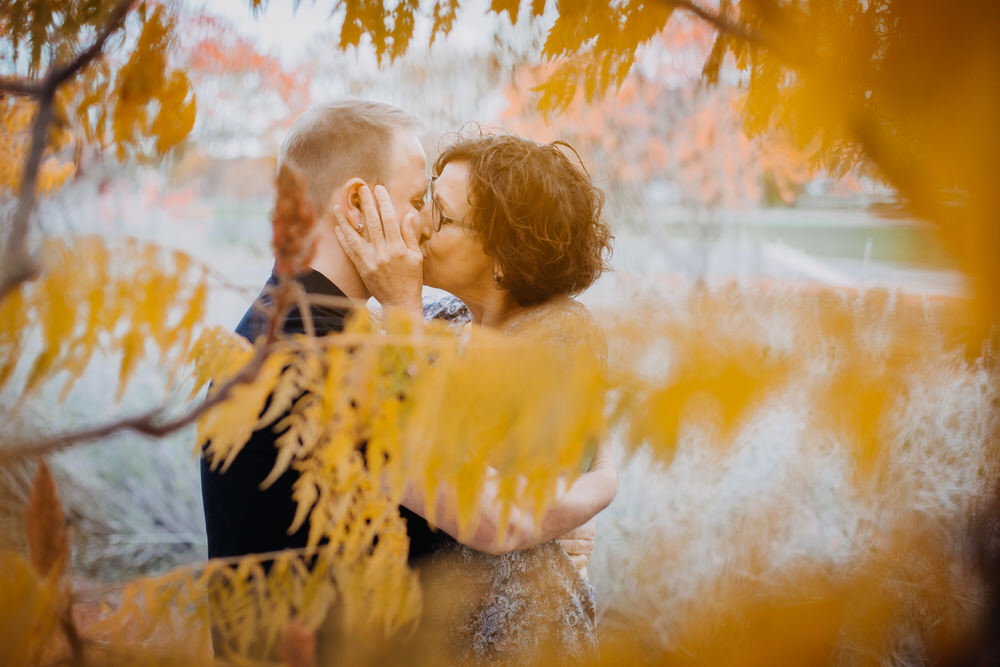 Engagement Fotoshooing im Herbst in Würzburg auf dem Landesgartenschaugelände