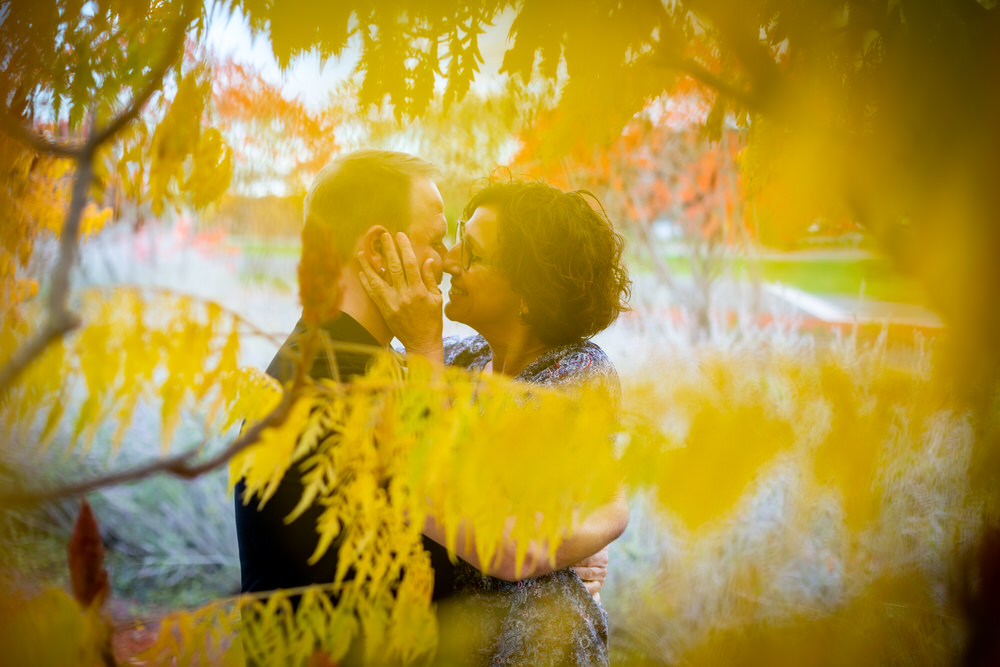 Engagement Fotoshooing im Herbst in Würzburg auf dem Landesgartenschaugelände