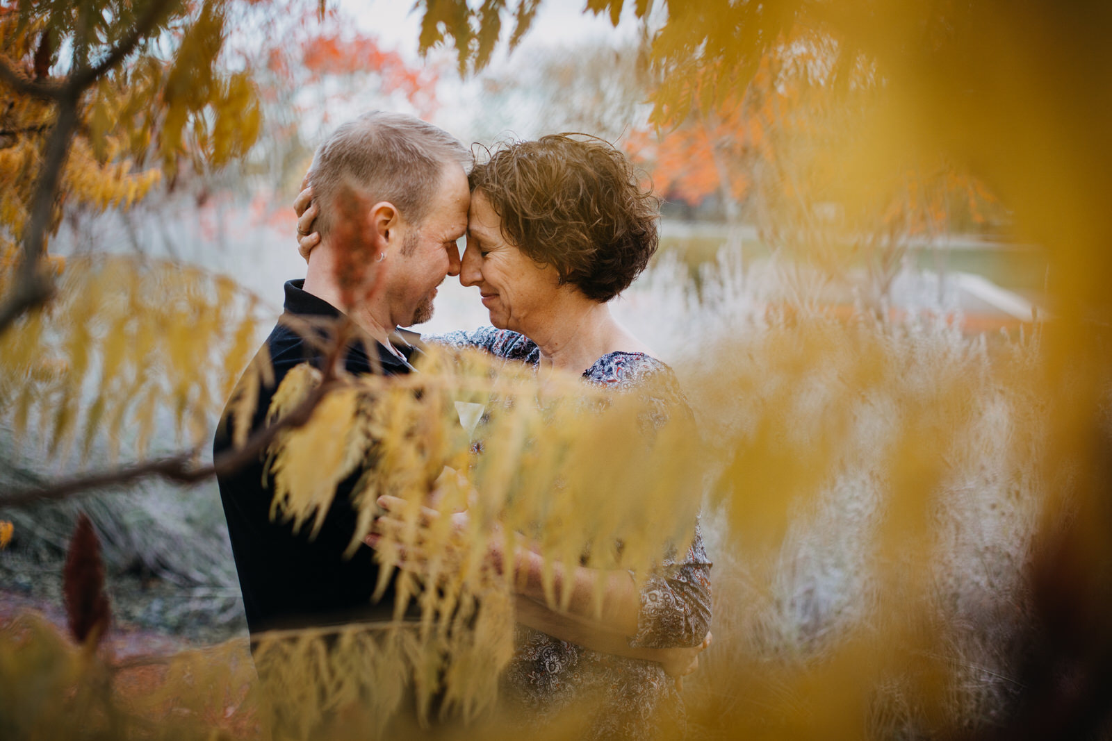 Engagement Fotoshooing im Herbst in Würzburg auf dem Landesgartenschaugelände