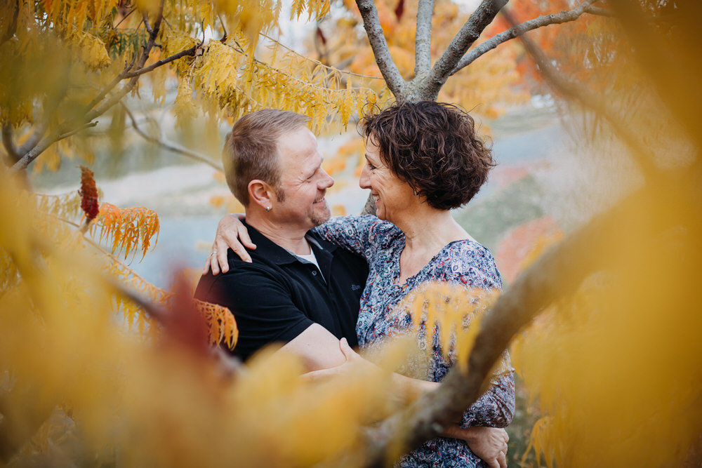 Engagement Fotoshooing im Herbst in Würzburg auf dem Landesgartenschaugelände