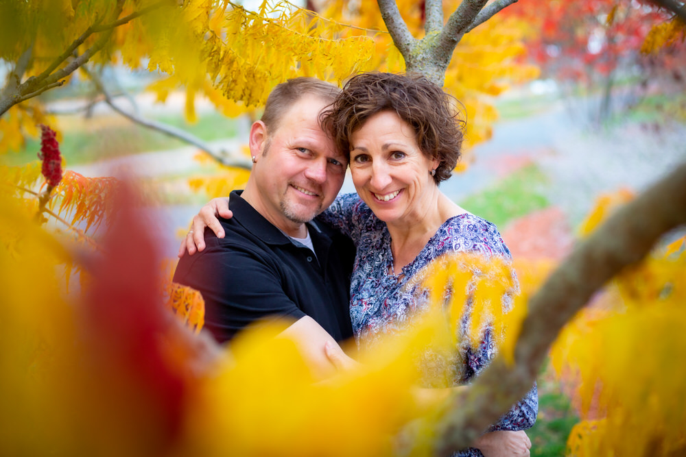 Engagement Fotoshooing im Herbst in Würzburg auf dem Landesgartenschaugelände