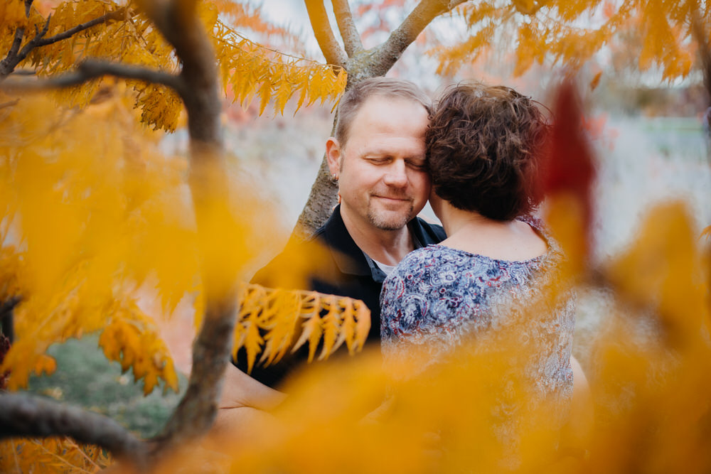 Engagement Fotoshooing im Herbst in Würzburg auf dem Landesgartenschaugelände